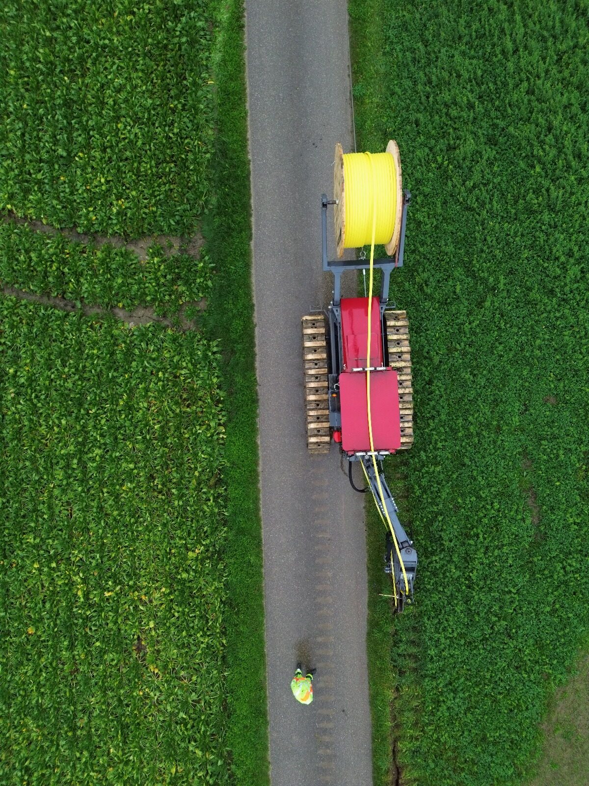 Glasfaserausbau mit Kabelpflug auf einer Landstraße, Luftaufnahme