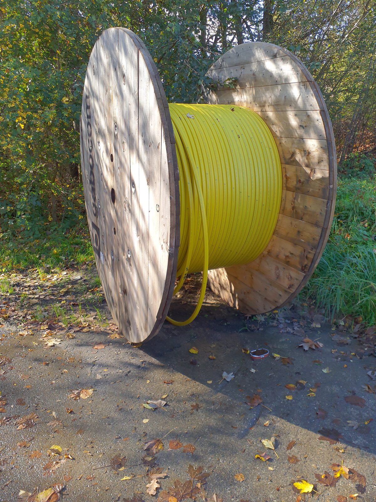 Aufgerolltes Glasfaserkabel auf einer Kabeltrommel